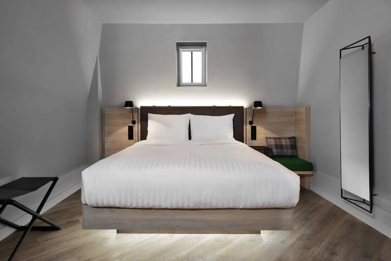 Moxy Lille City 3*,